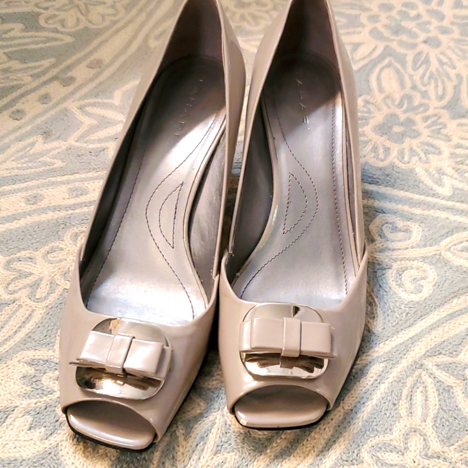Tahari Cream Patent Leather Peep Toe Heels With Bow & Gold Accent